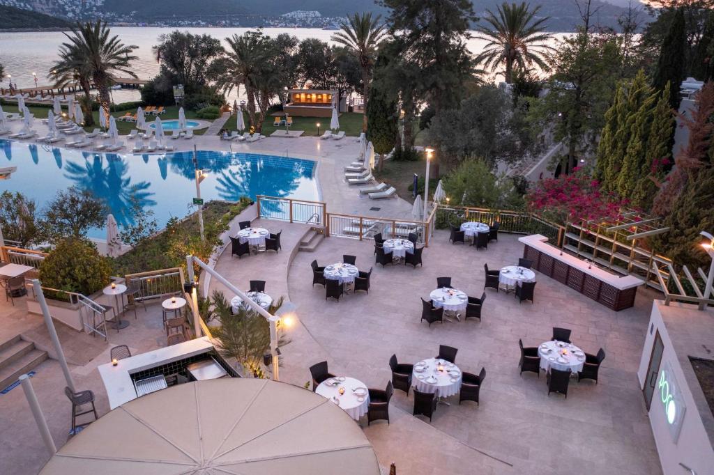 Бассейн в DoubleTree by Hilton Bodrum Isil Club Ultra All-Inclusive Resort или поблизости