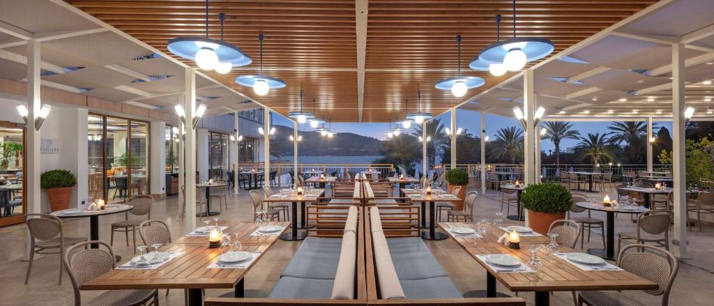 Ресторан / где поесть в DoubleTree by Hilton Bodrum Isil Club Ultra All-Inclusive Resort