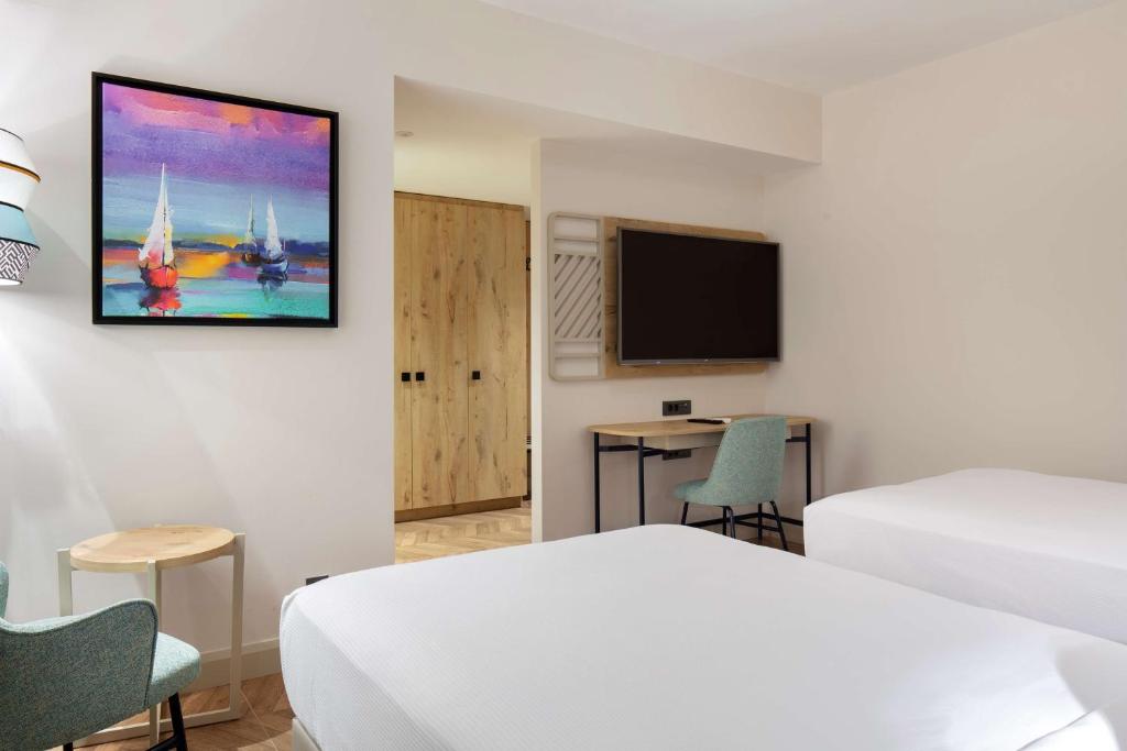 Телевизор и/или развлекательный центр в DoubleTree by Hilton Bodrum Isil Club Ultra All-Inclusive Resort