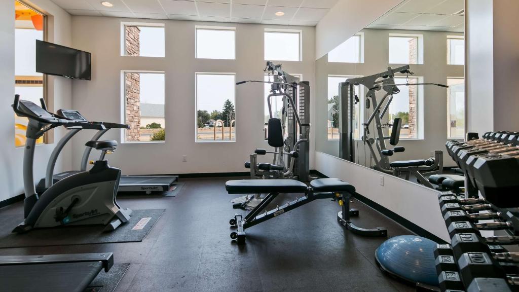 Fitness centrum a/nebo fitness zařízení v ubytování Best Western Plus Service Inn & Suites