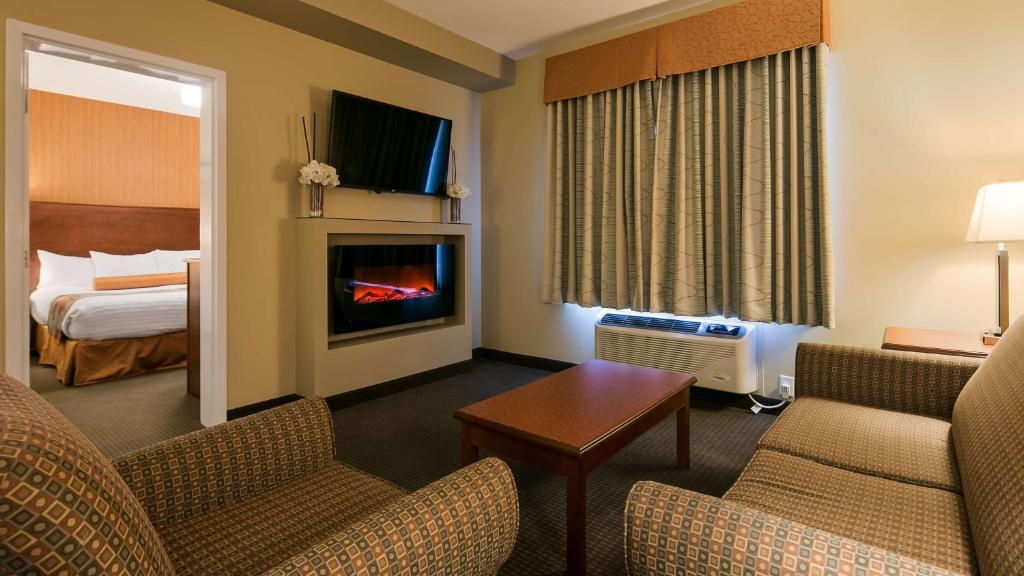 TV a/nebo společenská místnost v ubytování Best Western Plus Service Inn & Suites
