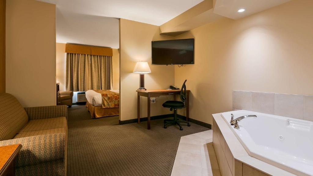 TV a/nebo společenská místnost v ubytování Best Western Plus Service Inn & Suites