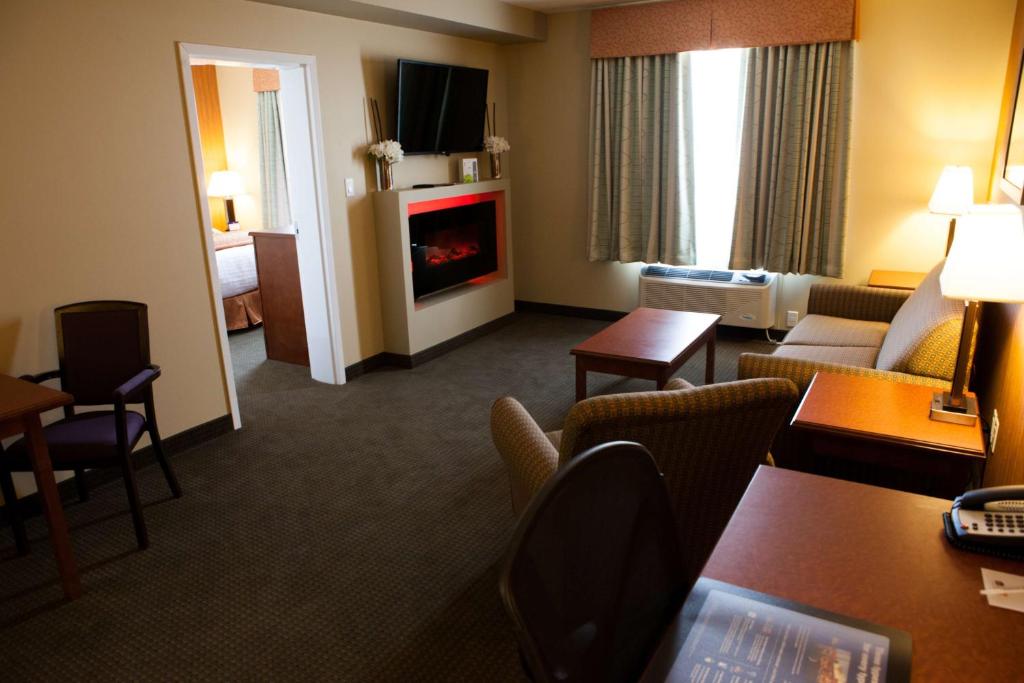 Kuchyň nebo kuchyňský kout v ubytování Best Western Plus Service Inn & Suites