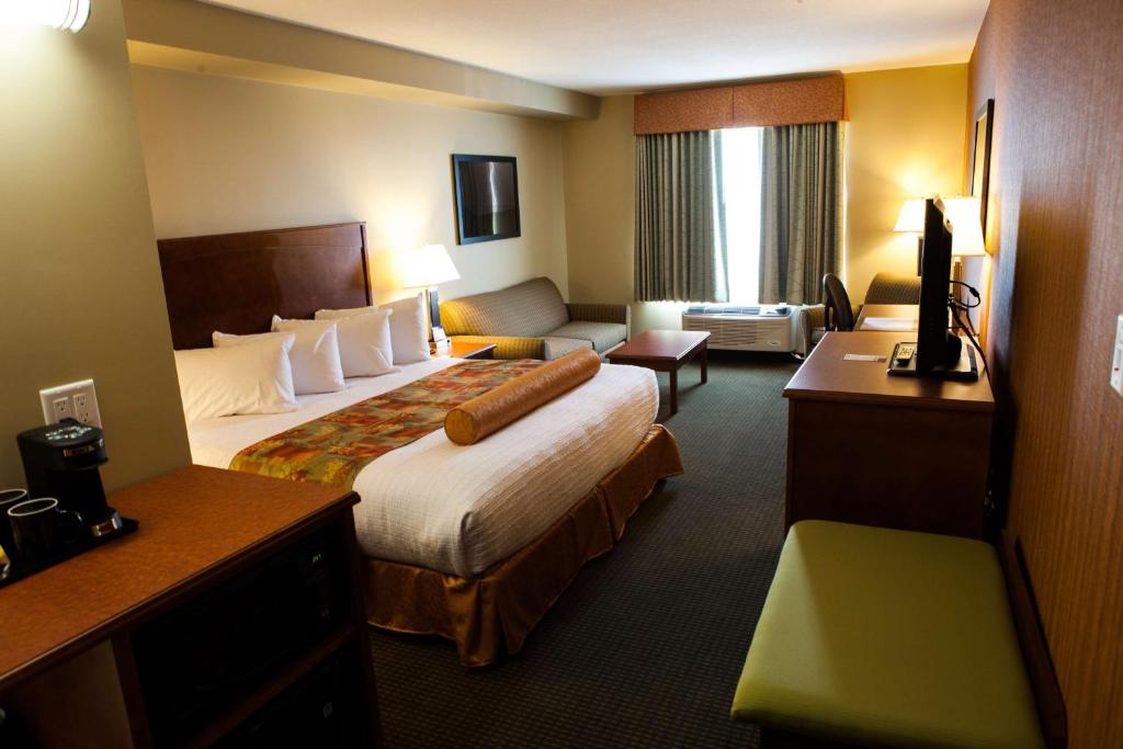 Postel nebo postele na pokoji v ubytování Best Western Plus Service Inn & Suites