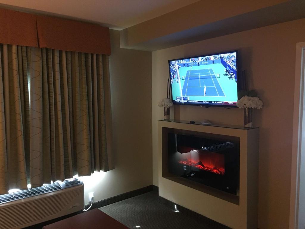 TV a/nebo společenská místnost v ubytování Best Western Plus Service Inn & Suites