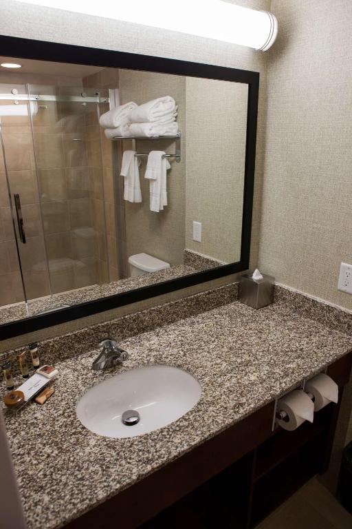 Koupelna v ubytování Best Western Plus Service Inn & Suites