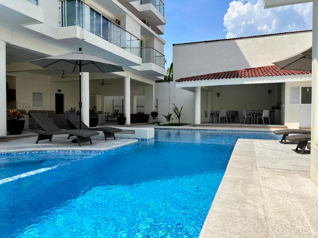 - une piscine au milieu d'une maison dans l'établissement Casa Boutique Maria Bonita, à La Manzanilla