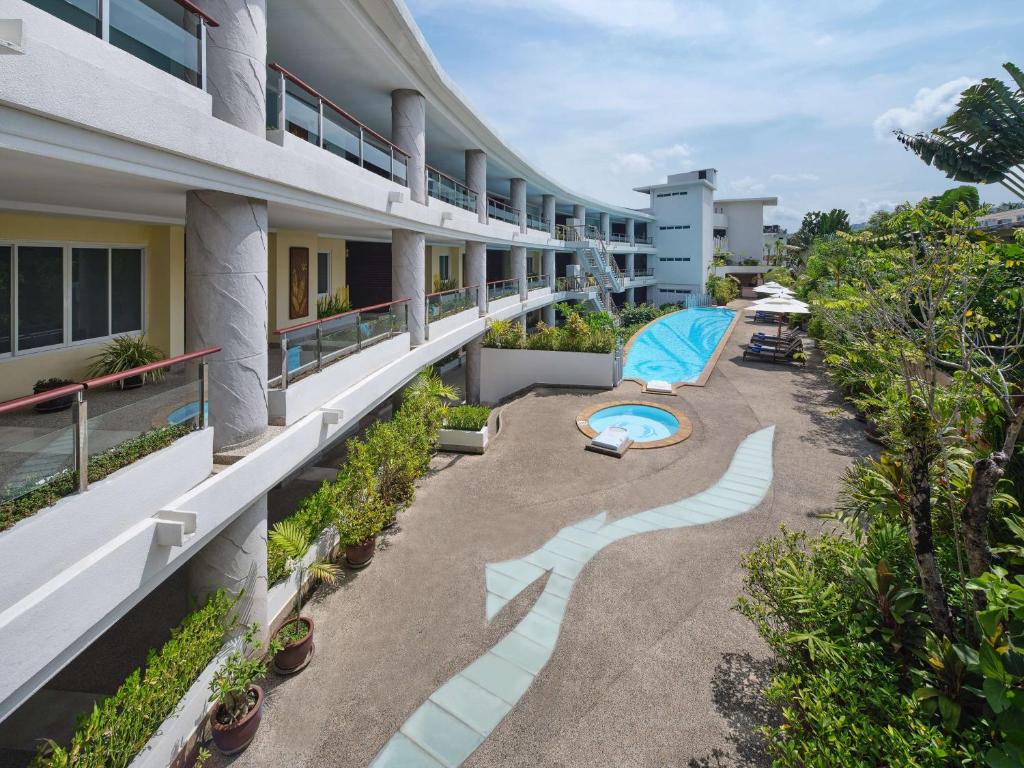 Bazén v ubytování HOMM Bliss Southbeach Patong nebo v jeho okolí