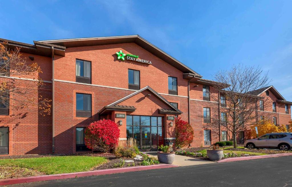 ロックフォードにあるExtended Stay America Select Suites - Rockford - State Streetの赤レンガ造りの建物