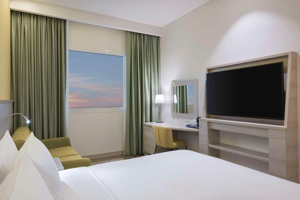 TV a/nebo společenská místnost v ubytování Hampton By Hilton Doha Old Town