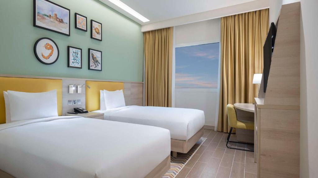 Postel nebo postele na pokoji v ubytování Hampton By Hilton Doha Old Town