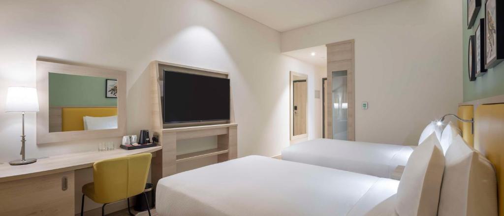 Postel nebo postele na pokoji v ubytování Hampton By Hilton Doha Old Town