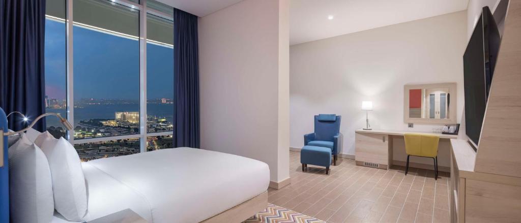 TV a/nebo společenská místnost v ubytování Hampton By Hilton Doha Old Town