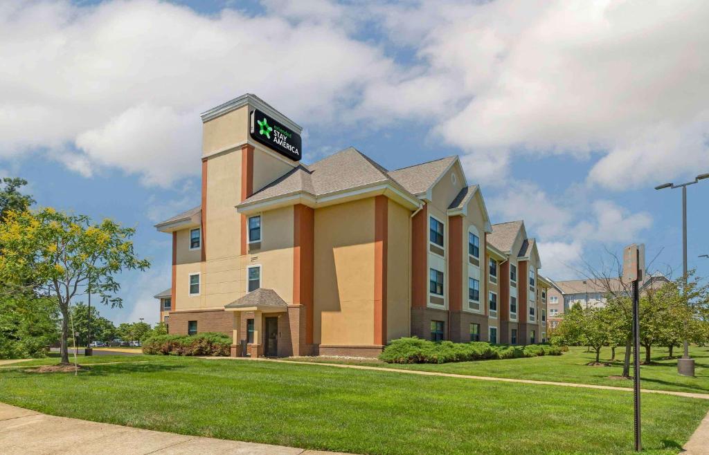 un bâtiment avec une tour d'horloge en haut dans l'établissement Extended Stay America Suites - Washington, DC - Chantilly - Dulles South, à Chantilly