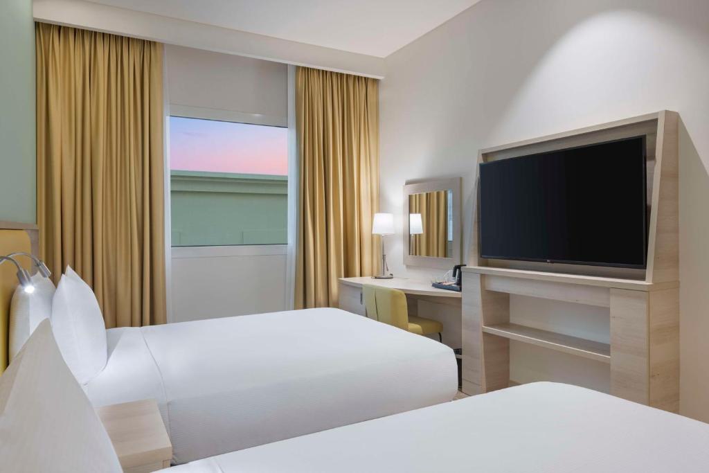 TV a/nebo společenská místnost v ubytování Hampton By Hilton Doha Old Town