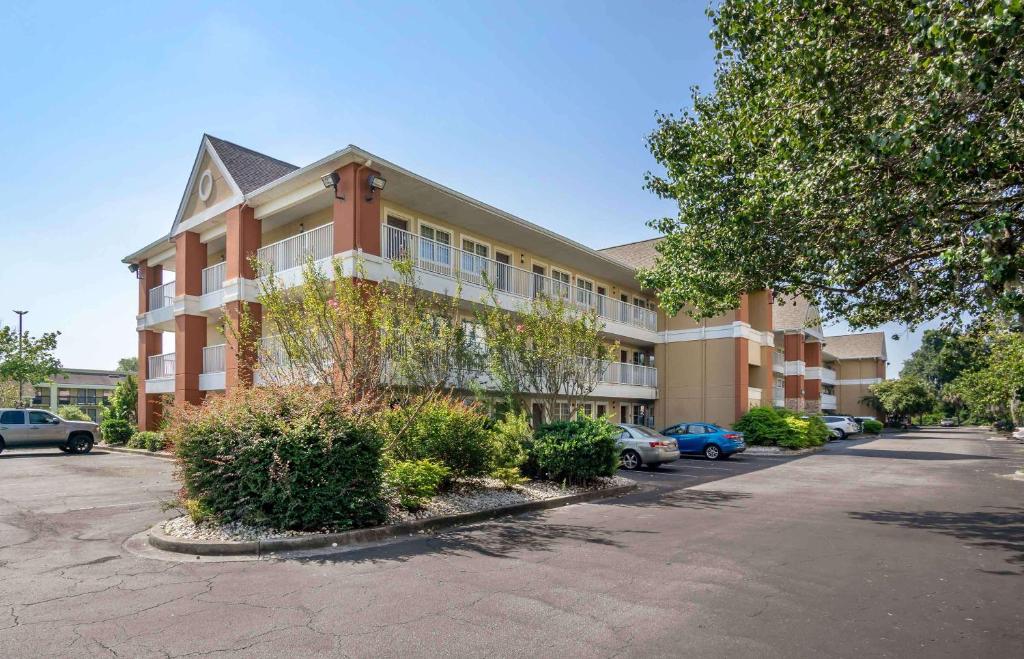 un gran edificio con coches estacionados en un estacionamiento en Extended Stay America Suites - Charleston - North Charleston, en Charleston