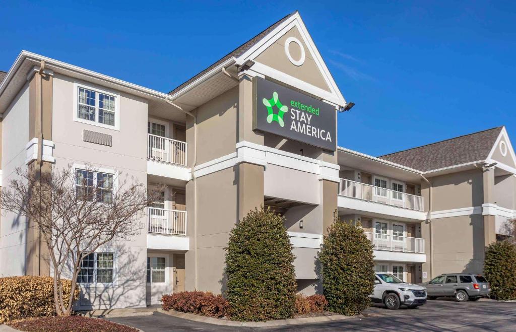 Un edificio con un cartel que dice que se mantenga americano en Extended Stay America Suites - Nashville - Brentwood - South, en Brentwood