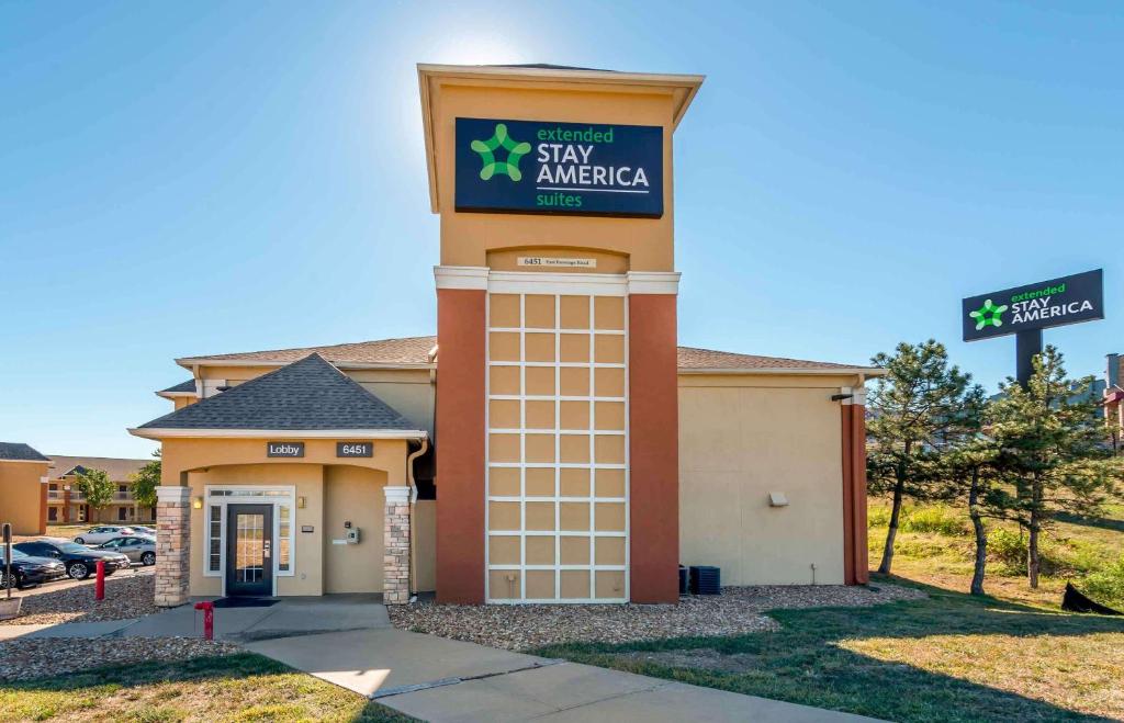 Extended Stay America Suites - Kansas City - Shawnee Mission في Merriam: مبنى به لافتة تنص على أن الإقامة أمريكية