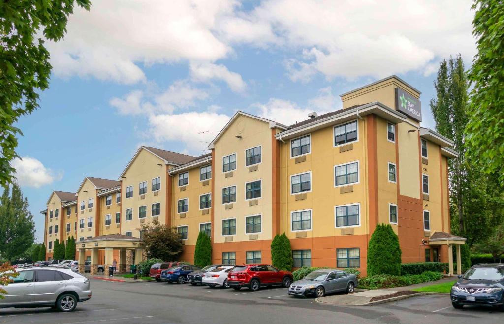 een groot gebouw met auto's geparkeerd op een parkeerplaats bij Extended Stay America Suites - Seattle - Kent in Kent