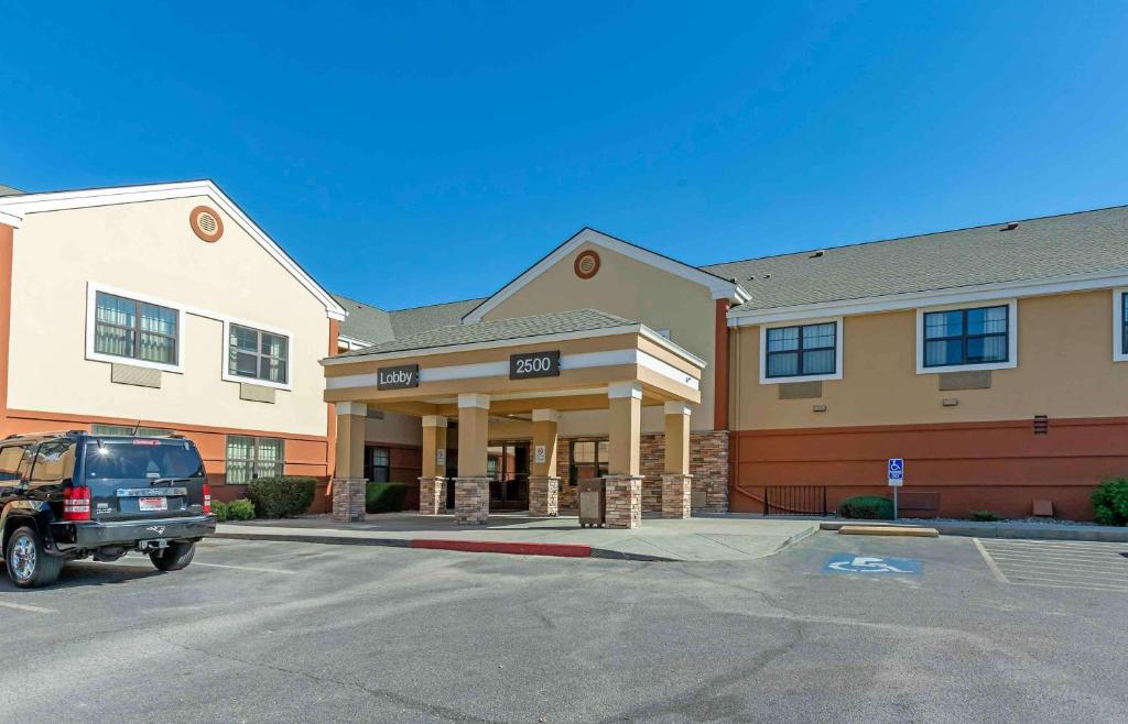 a car parked in a parking lot in front of a hotel at Extended Stay America Suites - Boise - Airport in Boise