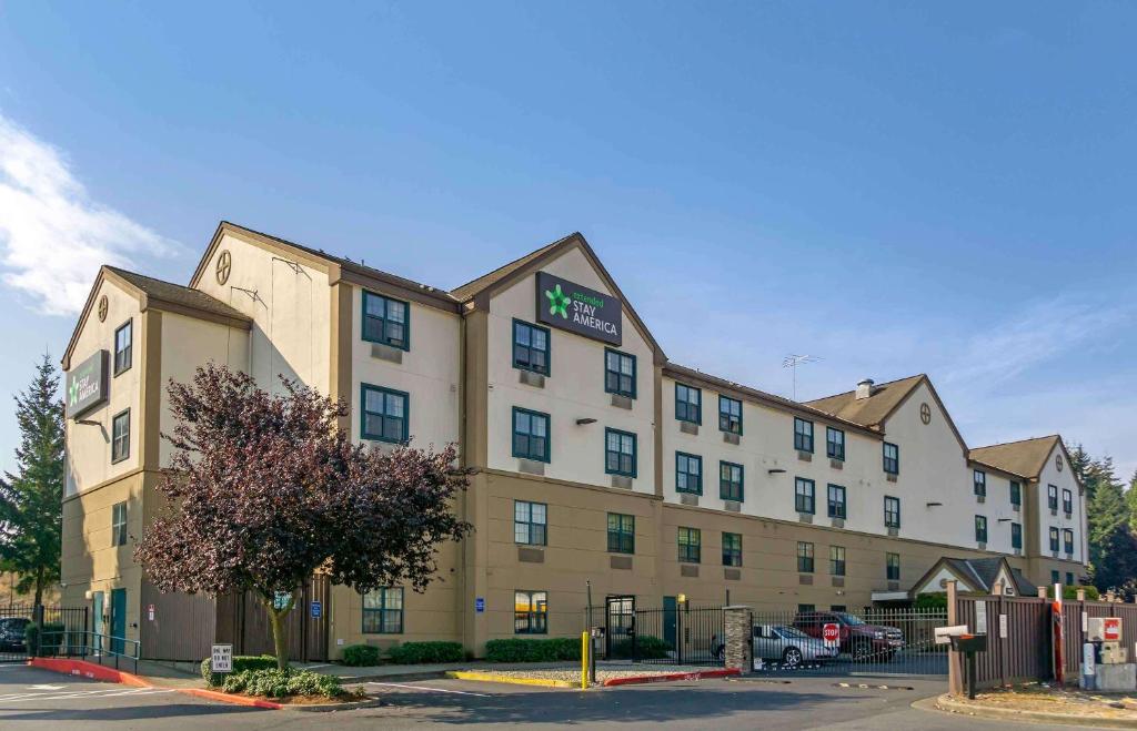 エバレットにあるExtended Stay America Suites - Seattle - Everett - Northの表面に看板が出ているホテル