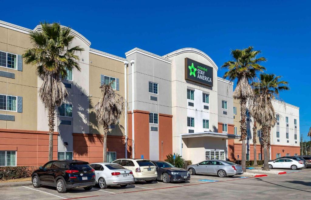un hotel con coches estacionados en un estacionamiento en Extended Stay America Suites - Houston - Kingwood, en Kingwood
