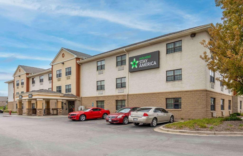 un hotel con tres coches estacionados en un estacionamiento en Extended Stay America Suites - Milwaukee - Wauwatosa, en Wauwatosa