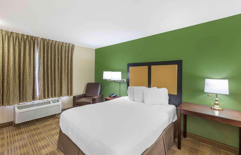 Extended Stay America Select Suites - Milwaukee - Wauwatosa - Queen Studio - Non-Smoking