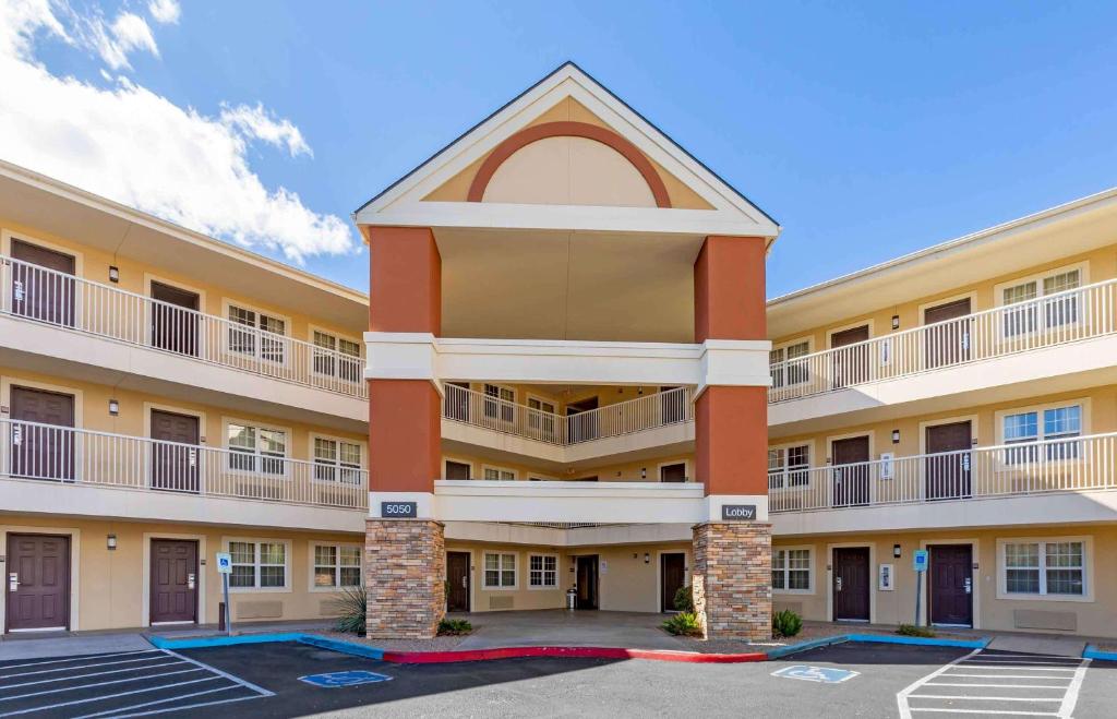 a large apartment building with a parking lot at Extended Stay America Suites - Tucson - Grant Road in Tucson