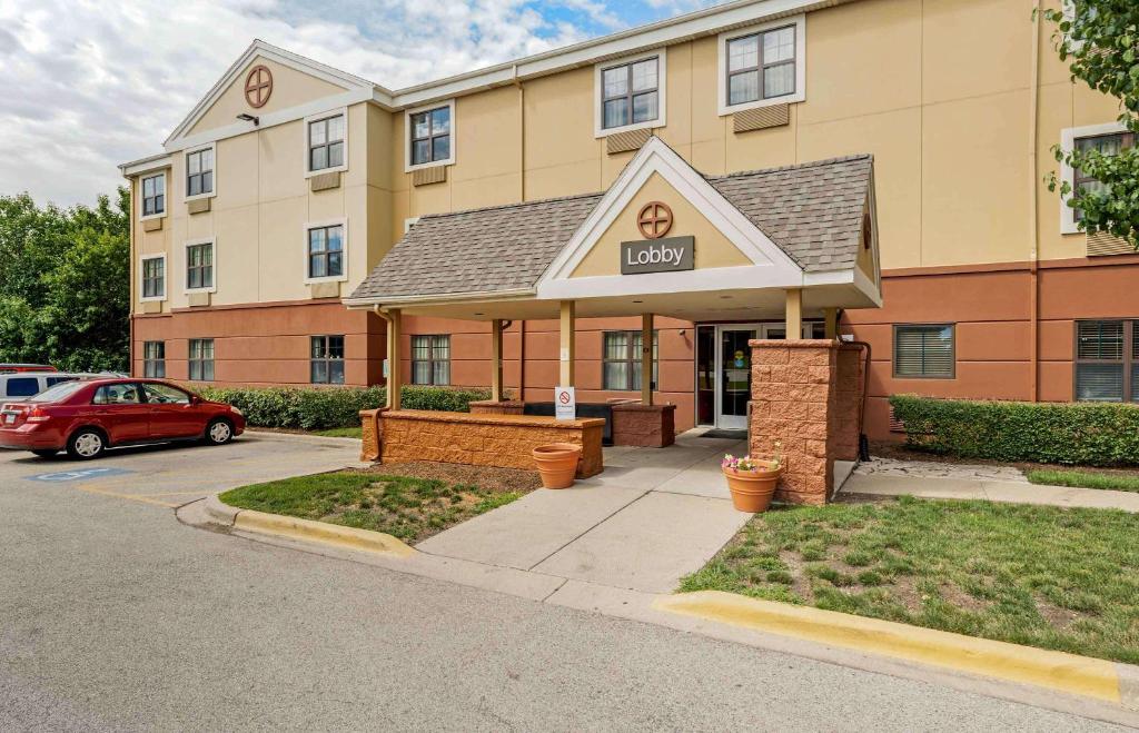 a hotel with a sign on the front of it at Extended Stay America Suites - Chicago - Gurnee in Gurnee