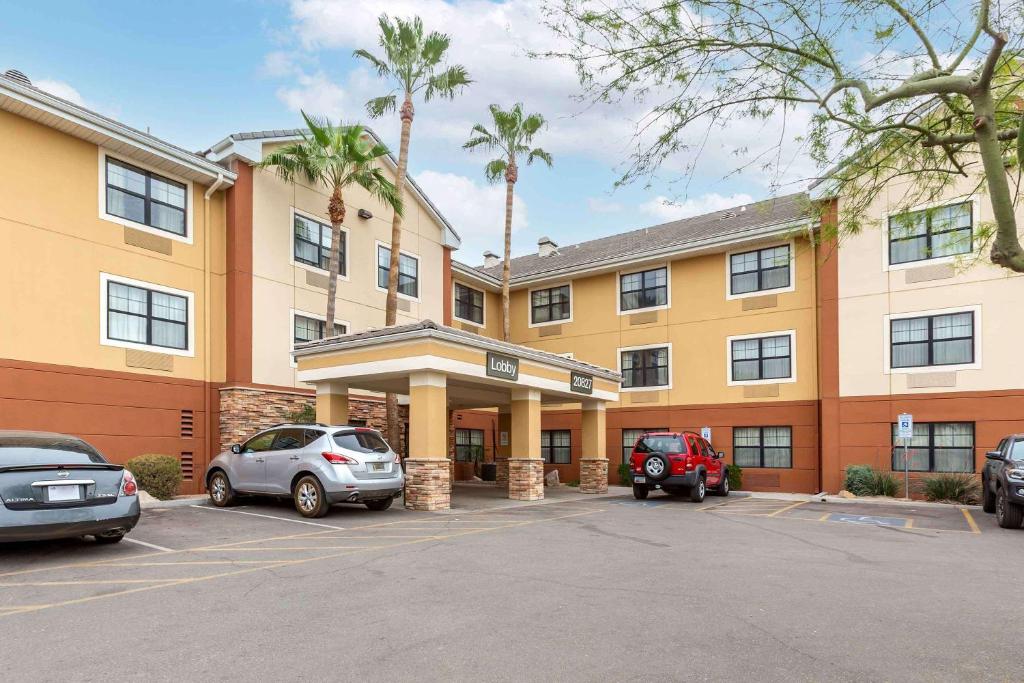 um hotel com carros estacionados num parque de estacionamento em Extended Stay America Suites - Phoenix - Deer Valley em Phoenix