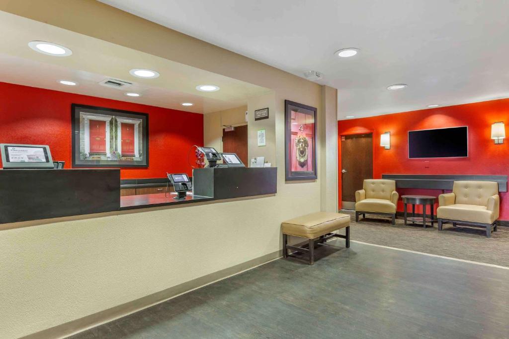TV a/nebo společenská místnost v ubytování Extended Stay America Select Suites - Phoenix - Deer Valley