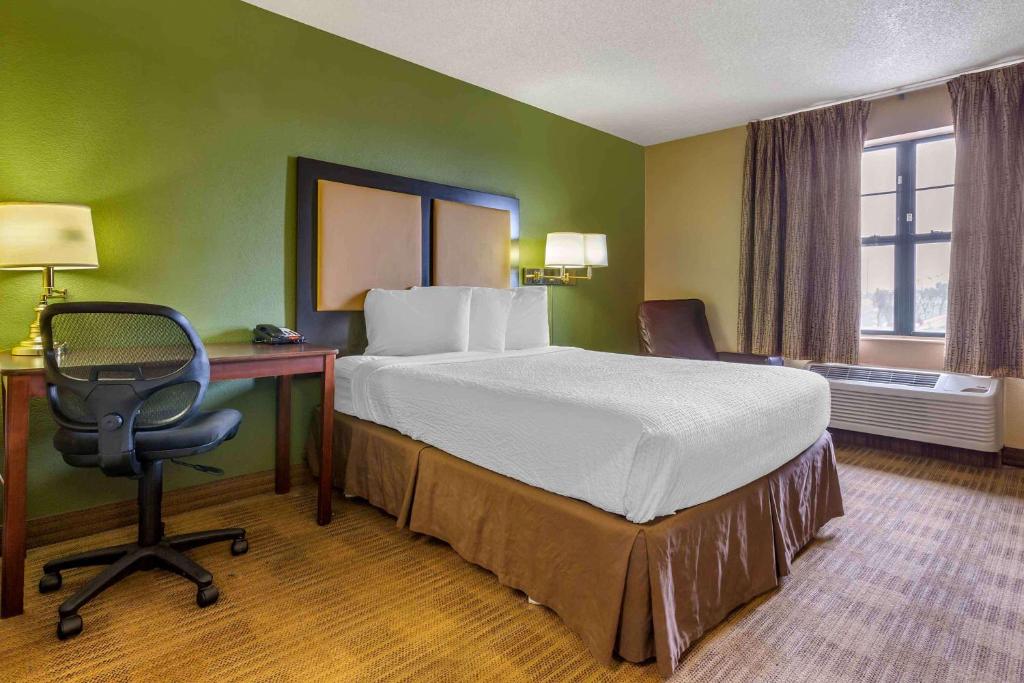 Postel nebo postele na pokoji v ubytování Extended Stay America Select Suites - Phoenix - Deer Valley