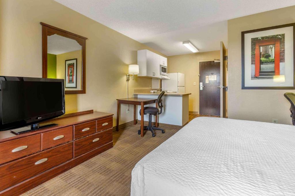 TV a/nebo společenská místnost v ubytování Extended Stay America Select Suites - Phoenix - Deer Valley