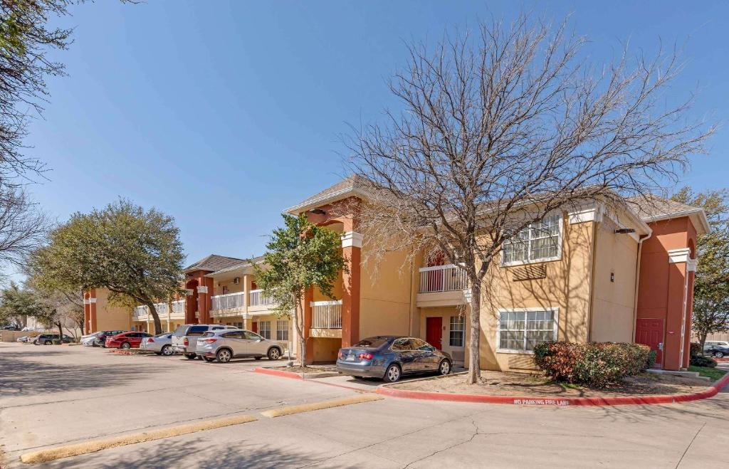 un edificio con coches estacionados en un estacionamiento en Extended Stay America Suites - Arlington, en Arlington