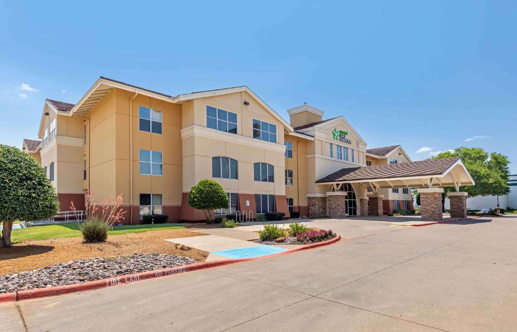 a large apartment building with a driveway at Extended Stay America Suites - Dallas - Frankford Road in Plano