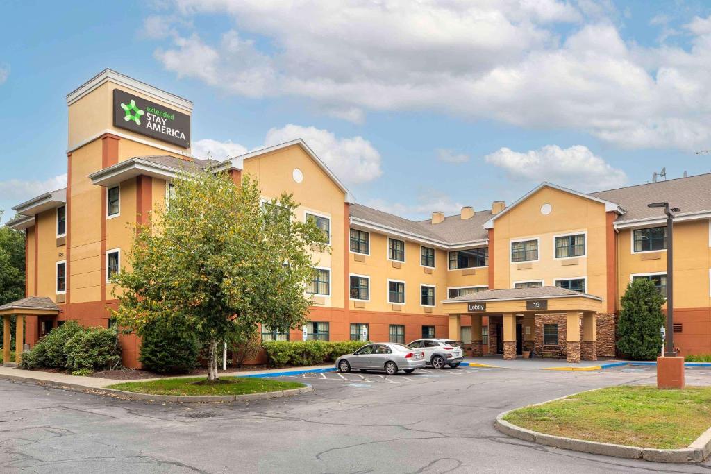 ein Hotel mit Autos auf einem Parkplatz in der Unterkunft Extended Stay America Suites - Boston - Westborough - Connector Road in Westborough