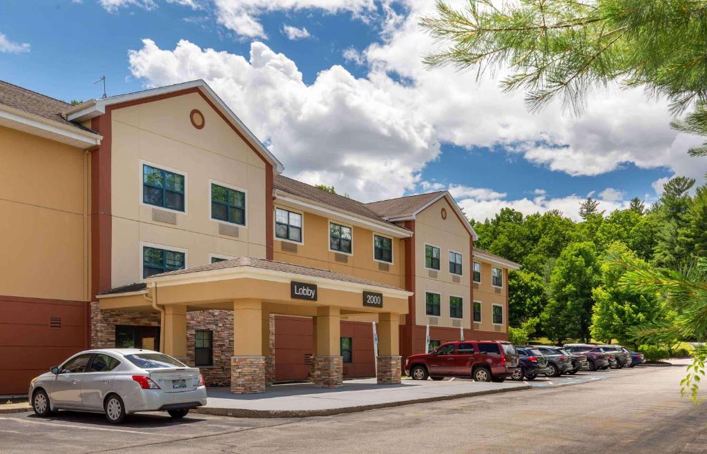 ein Hotel mit Autos auf einem Parkplatz in der Unterkunft Extended Stay America Suites - Nashua - Manchester in Nashua