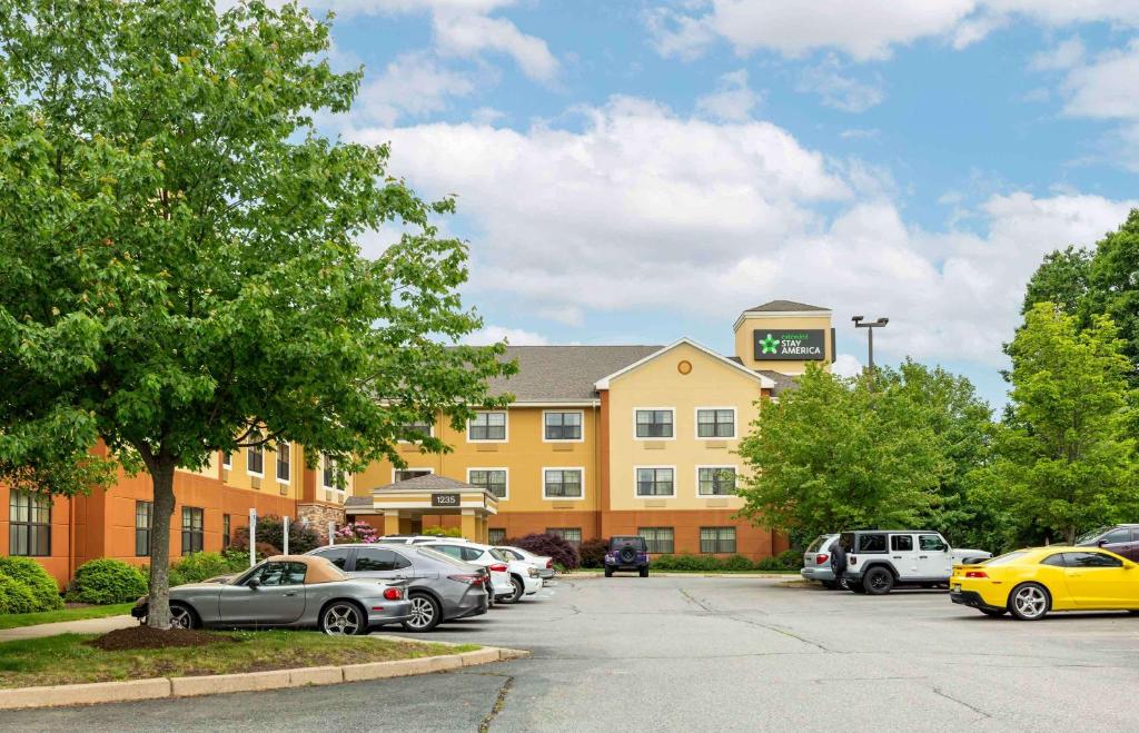 un estacionamiento frente a un hotel en Extended Stay America - Providence - West Warwick, en West Warwick