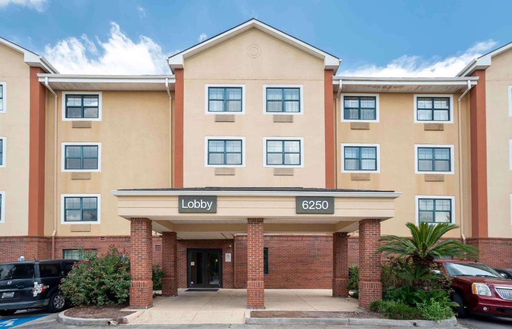 a building with a sign that reads lucky at Extended Stay America Suites - Baton Rouge - Citiplace in Baton Rouge