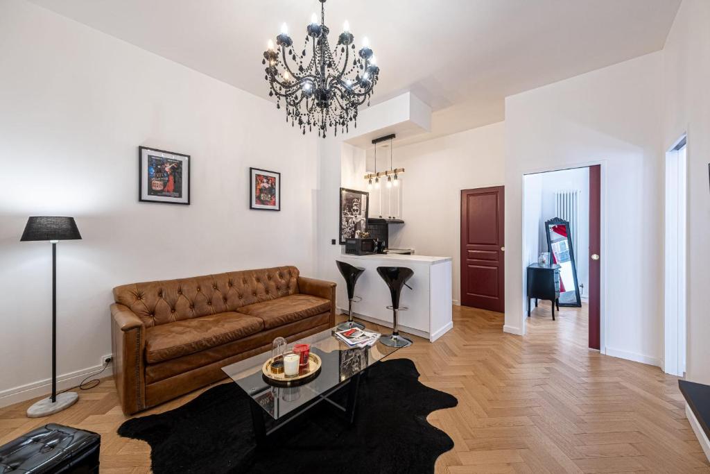salon z kanapą i stołem w obiekcie Villa Montmartre 4P-Sacré Cœur w Paryżu