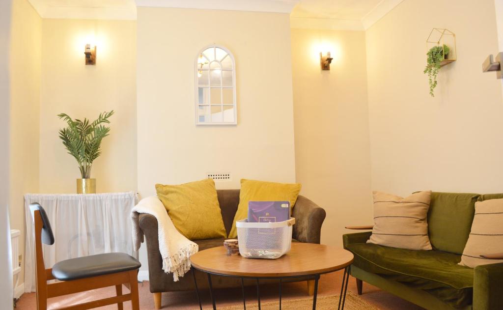 a living room with a couch and a table at Canterbury King bed house with Free Parking & Garden in Canterbury