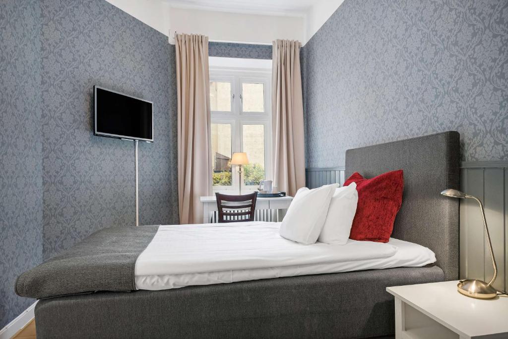 Postel nebo postele na pokoji v ubytování Hotell Linnéa - Helsingborg