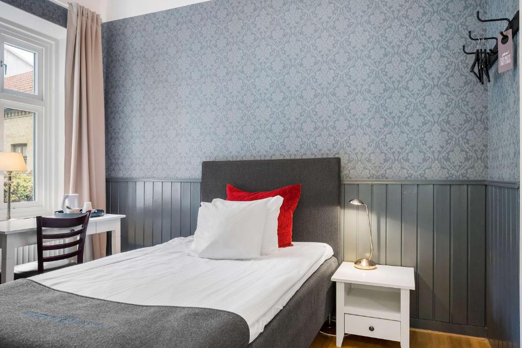 Postel nebo postele na pokoji v ubytování Hotell Linnéa - Helsingborg