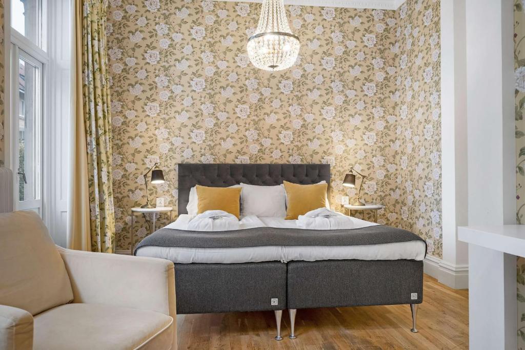 Postel nebo postele na pokoji v ubytování Hotell Linnéa - Helsingborg