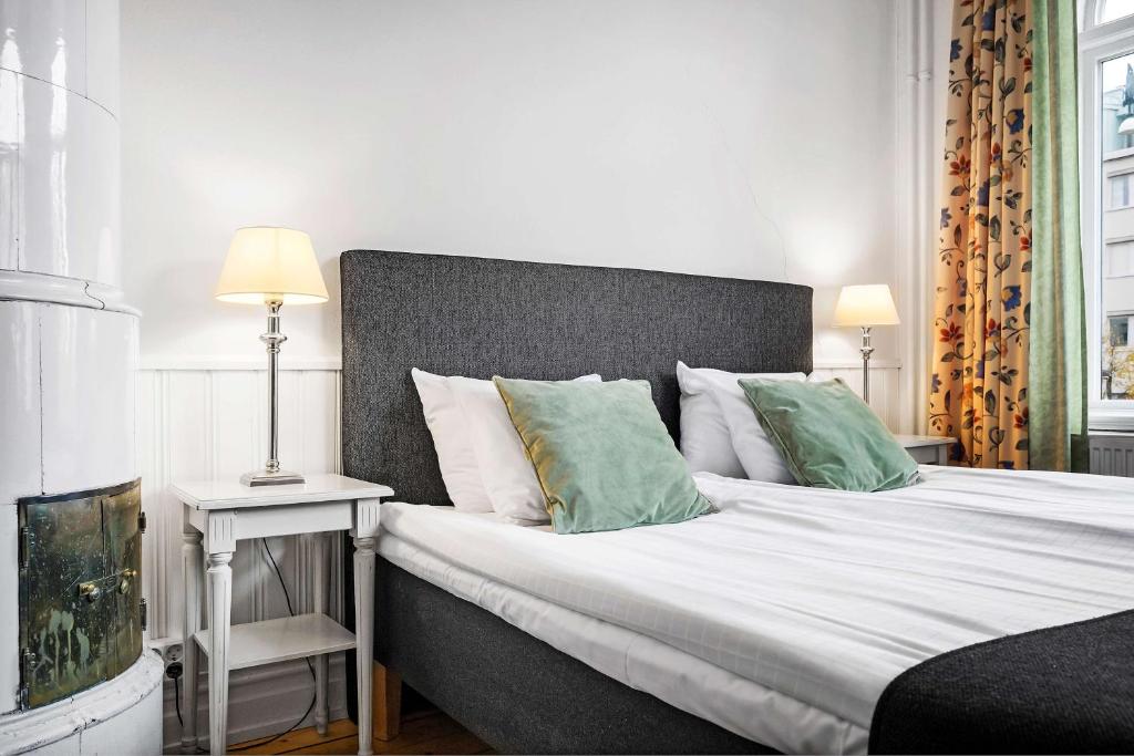 Postel nebo postele na pokoji v ubytování Hotell Linnéa - Helsingborg