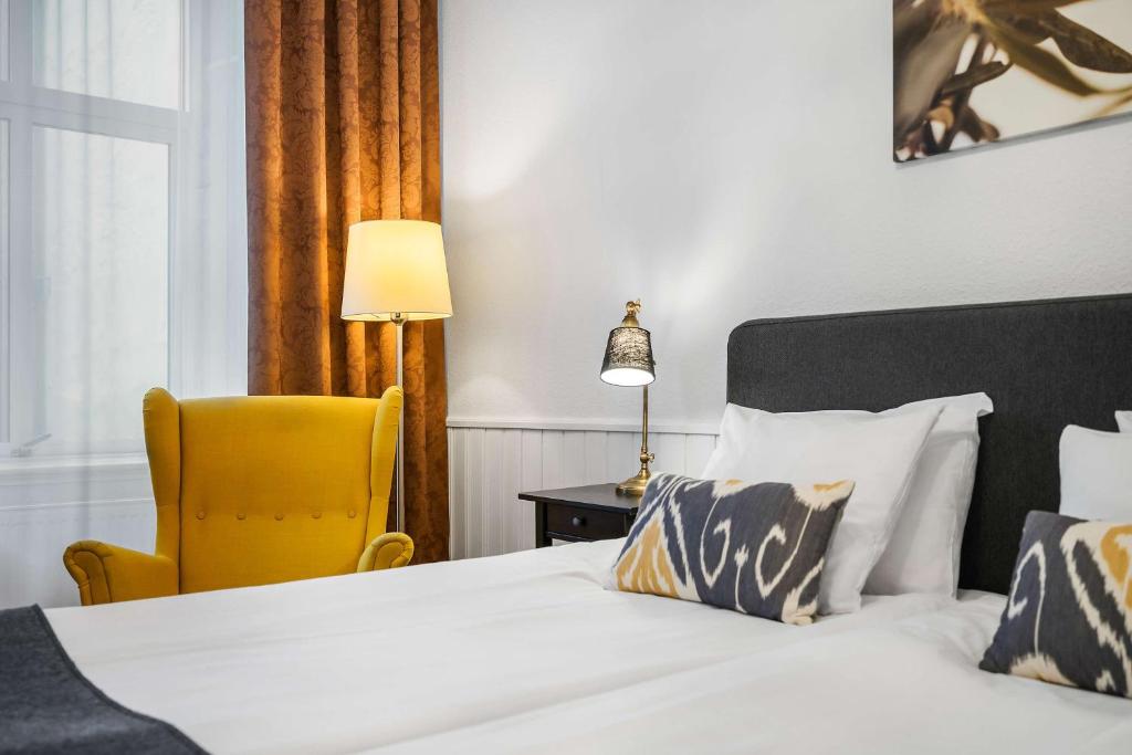 Postel nebo postele na pokoji v ubytování Hotell Linnéa - Helsingborg