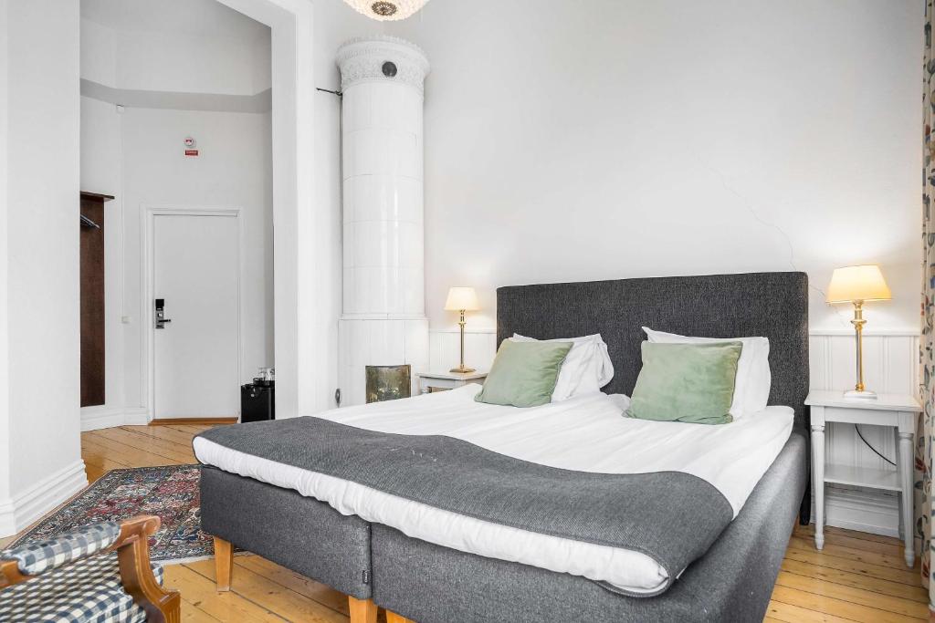 Postel nebo postele na pokoji v ubytování Hotell Linnéa - Helsingborg