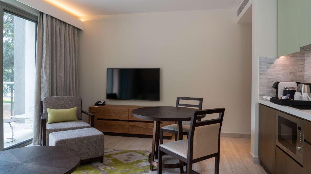 TV a/nebo společenská místnost v ubytování Radisson Blu Hotel & Residence Nairobi Arboretum