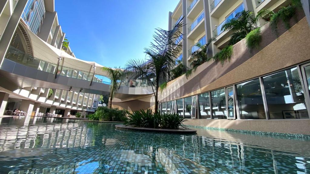 Bazén v ubytování Radisson Blu Hotel & Residence Nairobi Arboretum nebo v jeho okolí